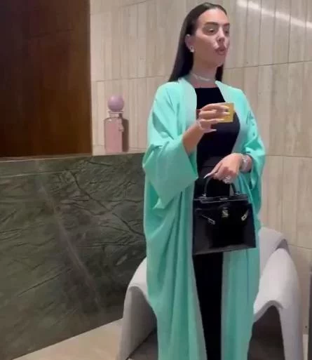 لباس خاص جورجینا در جشن عربستان / جورجینا رسما محجبه شد