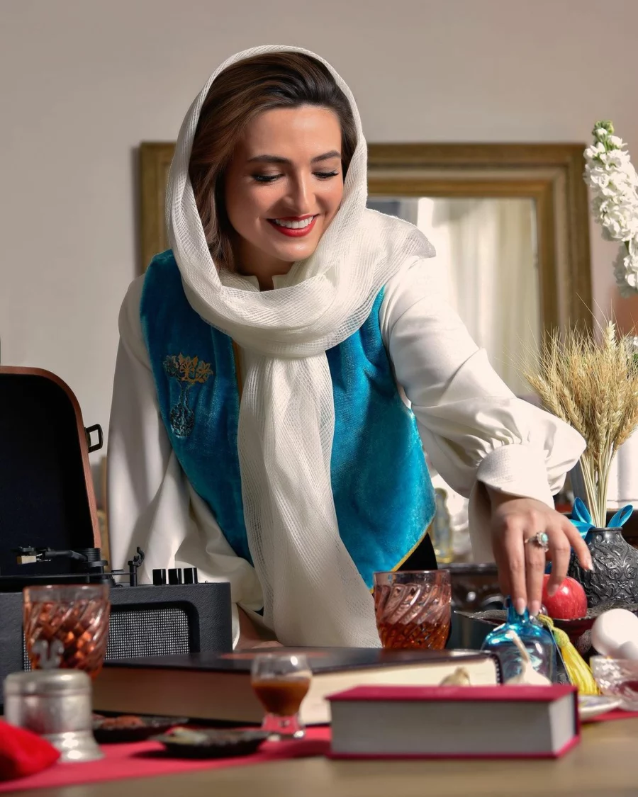 استایل بسیار شیک و با وقار گلاره عباسی کنار سفره هفت سین استایل بسیار شیک و با وقار گلاره عباسی کنار سفره هفت سین